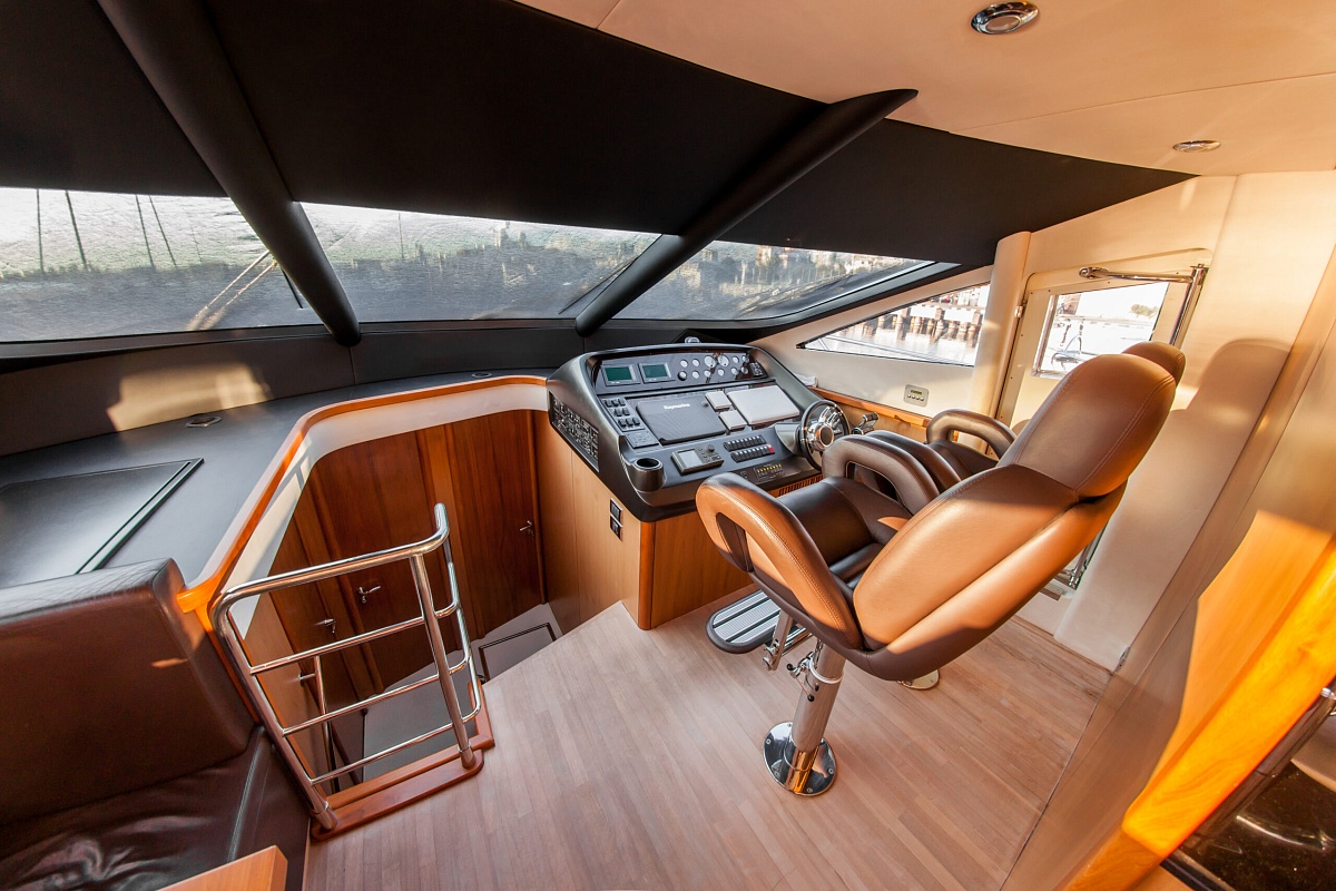 Аренда моторной яхты Sunseeker 70 в Москве - капитнанский мостик